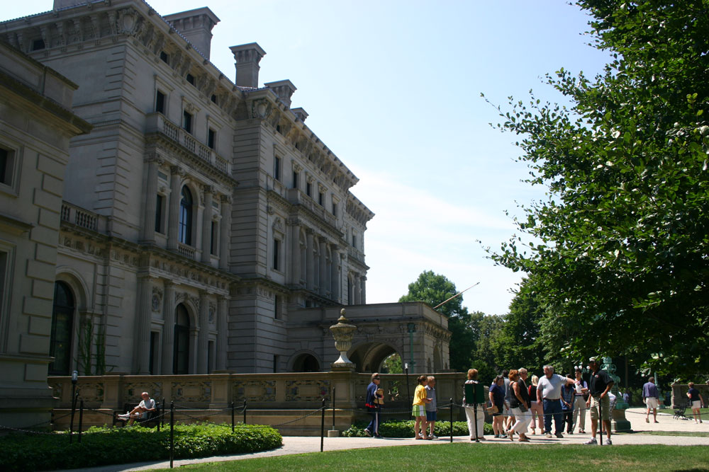 tours of newport mansions